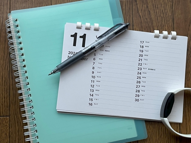 カレンダーとノートの画像